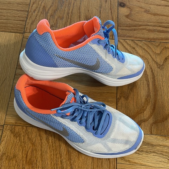 Nike shoes - Picture 2 of 5